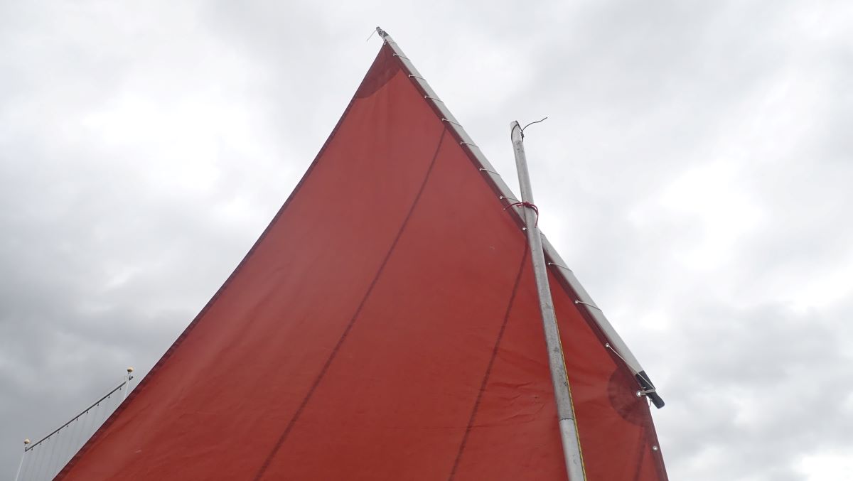 The yard Arm near the tpop of the mast held in place witha simple reef knot and a loop.