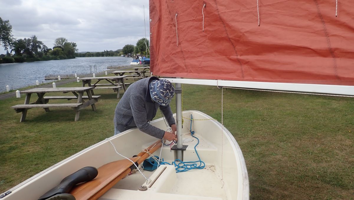Setting the Boom into the mast by a simple pully