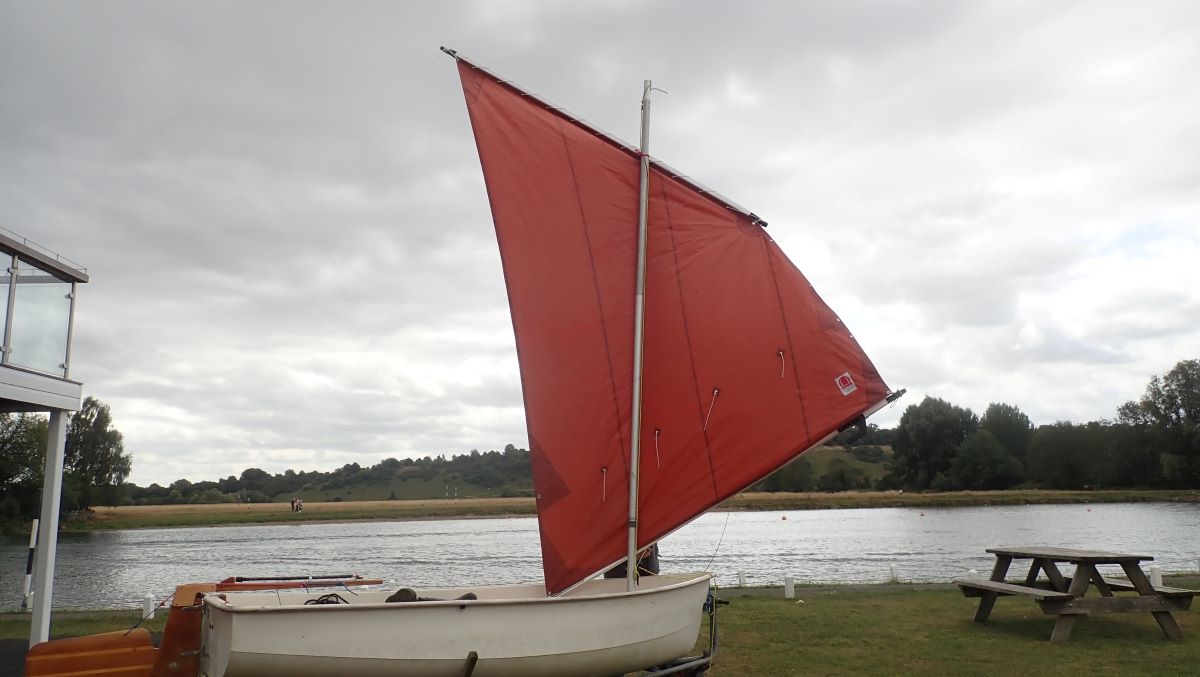 Rigging the Hamble Dinghy heading into the wind