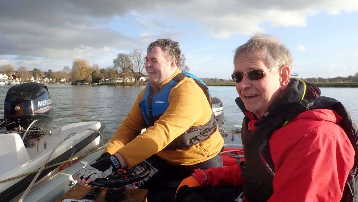 Paul and Martin ennjoying themsele=ves as they tow another power boat alongside using spring lines as well as bow to bow and stern to stern lines.