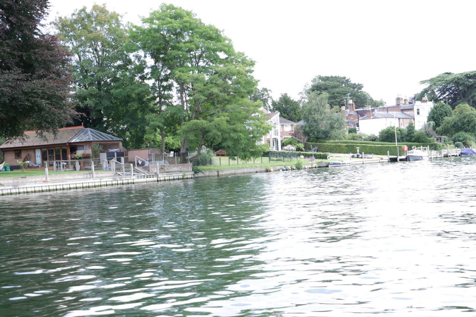 Past some beautiful houses on the River Thsmes